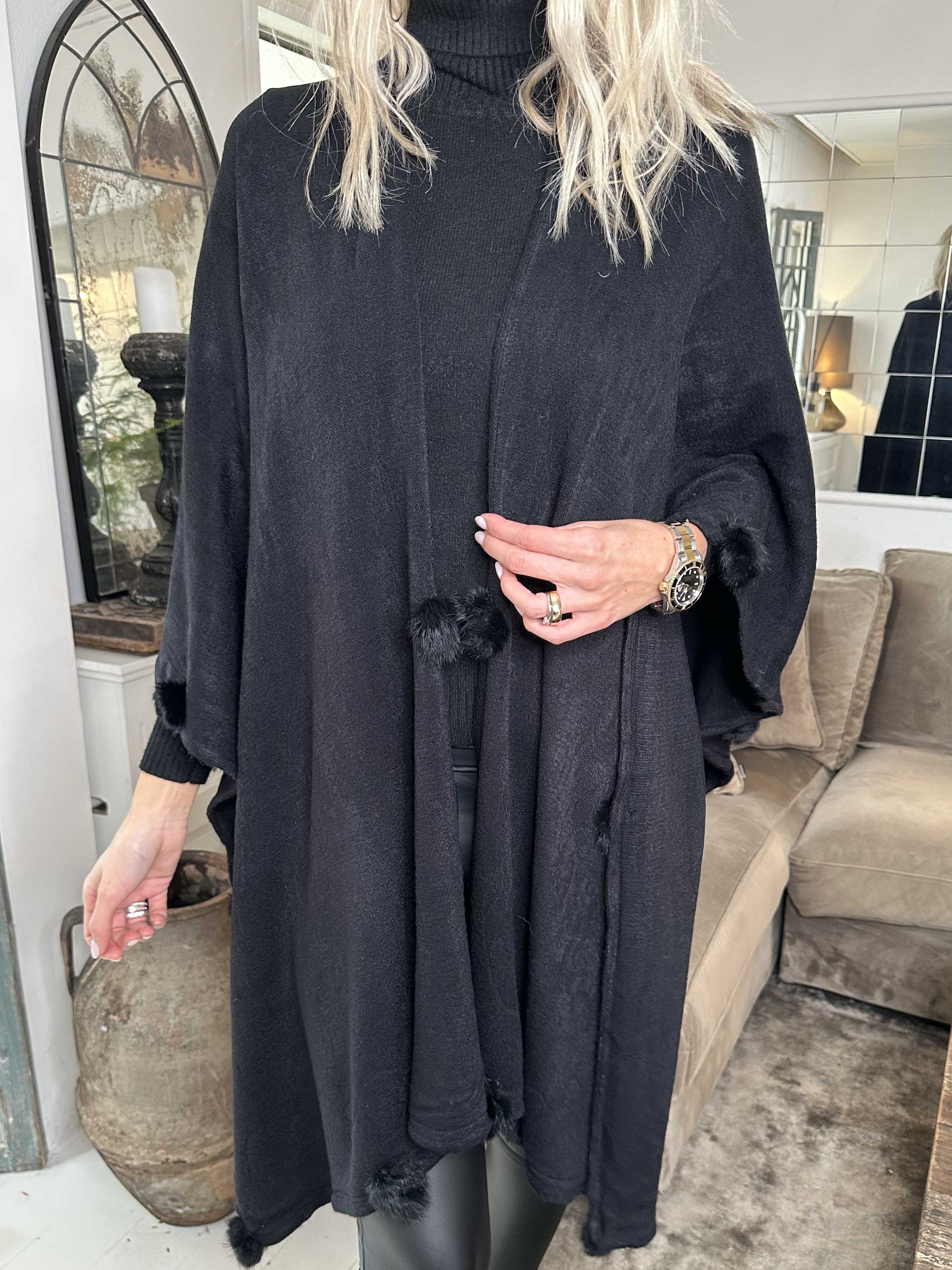 Nila - Lang varm poncho med pomponer